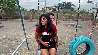 Sexcapade En Un Parque Público Con Mi Novia Puta Y Un Semental Al Azar.