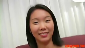 Teen Asian: Sød Og Amatør I En Solo Video